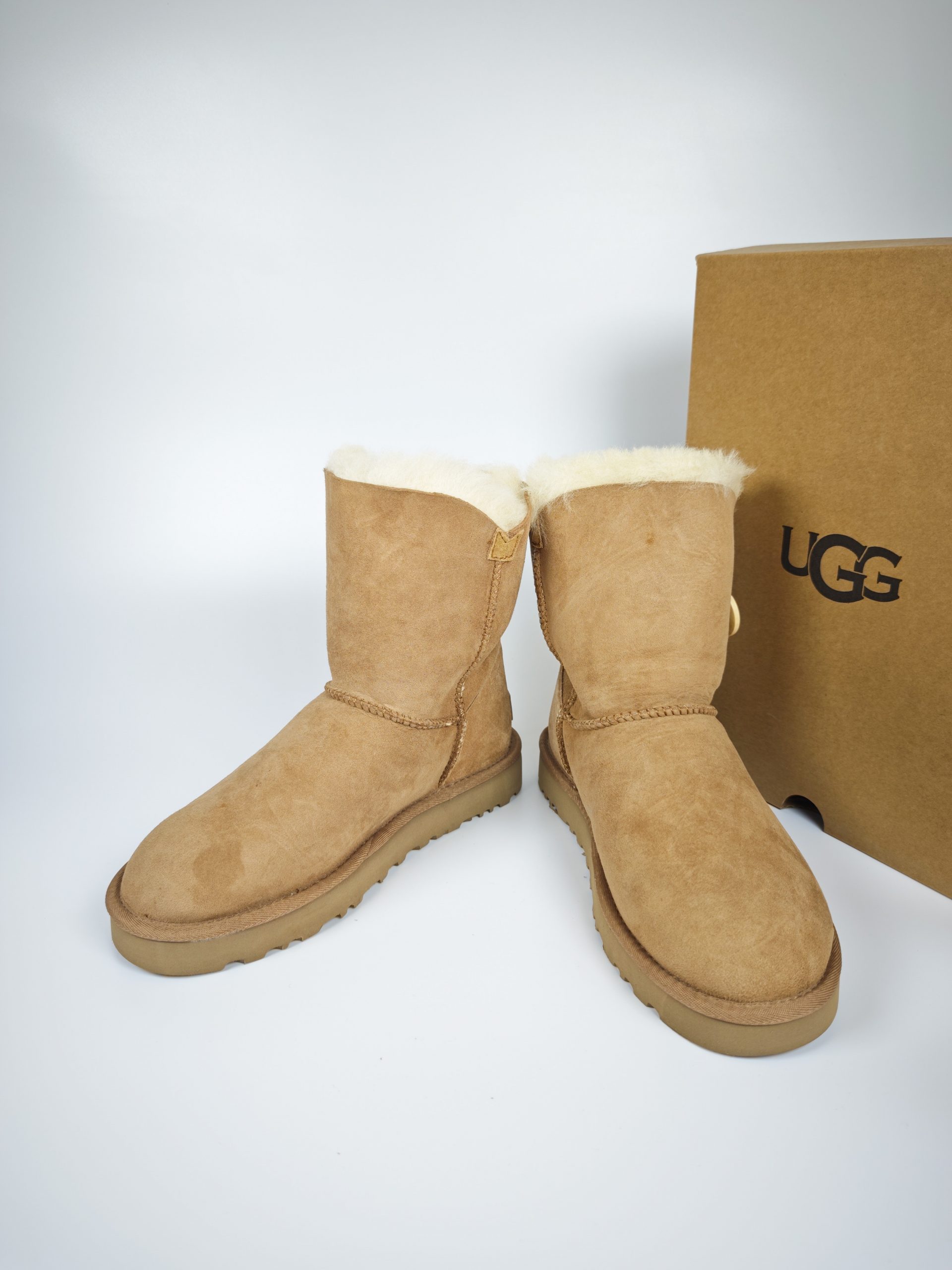 Giày boot UGG cổ cao cài khuy