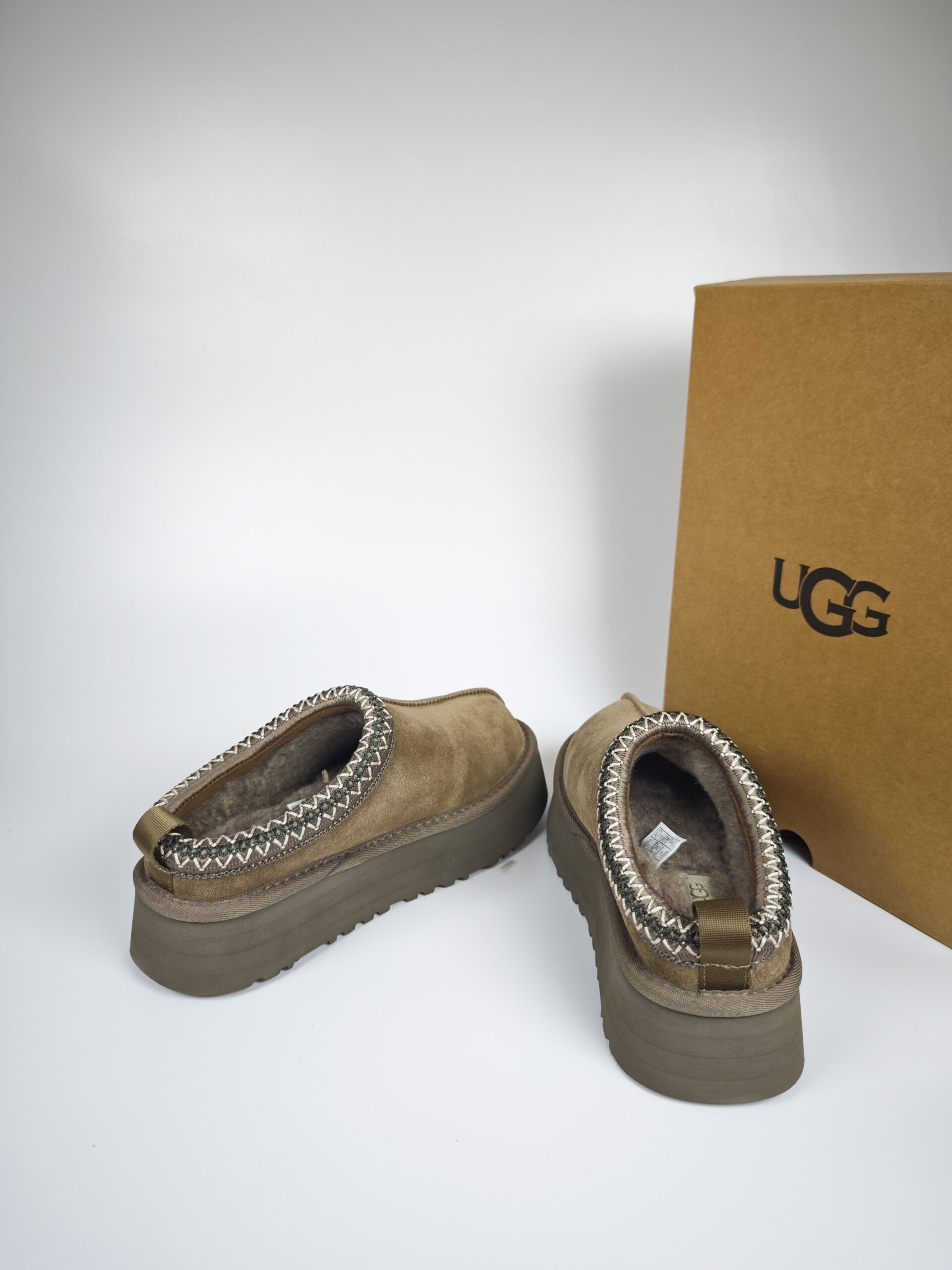 Giày sục UGG cổ thêu viền - Ảnh 8