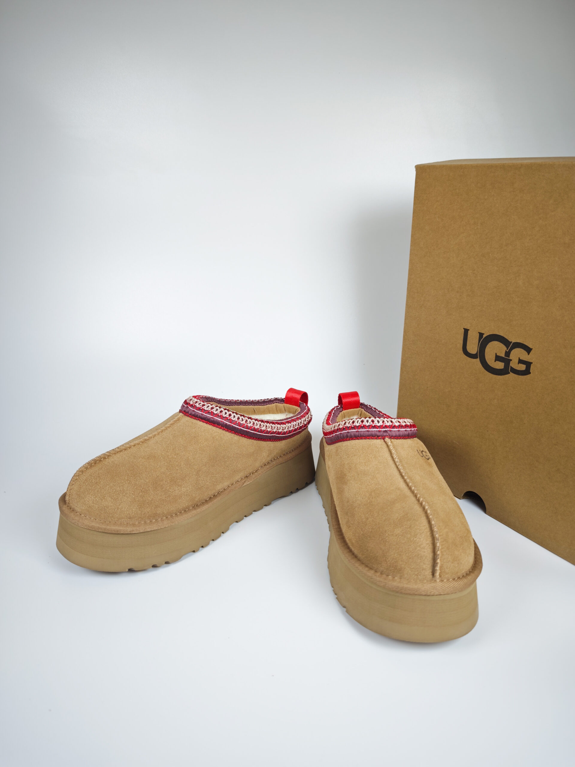 Giày sục UGG cổ thêu viền - Ảnh 2