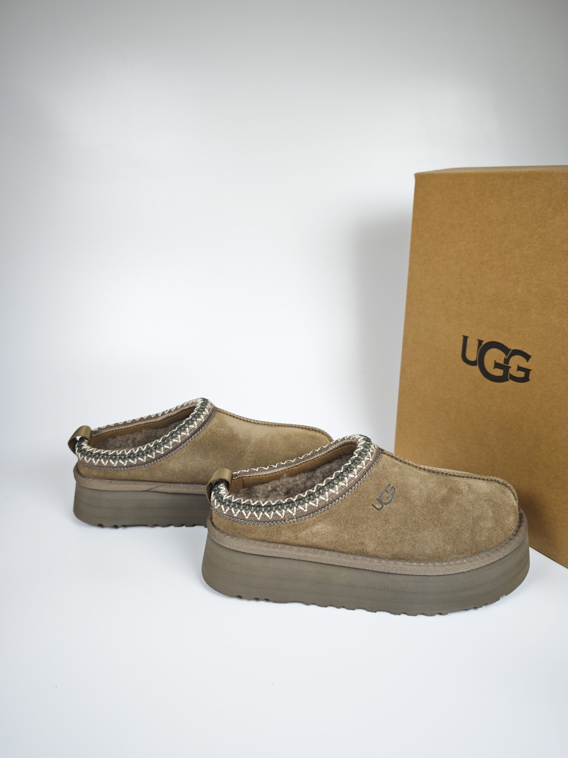 Giày sục UGG cổ thêu viền - Ảnh 9