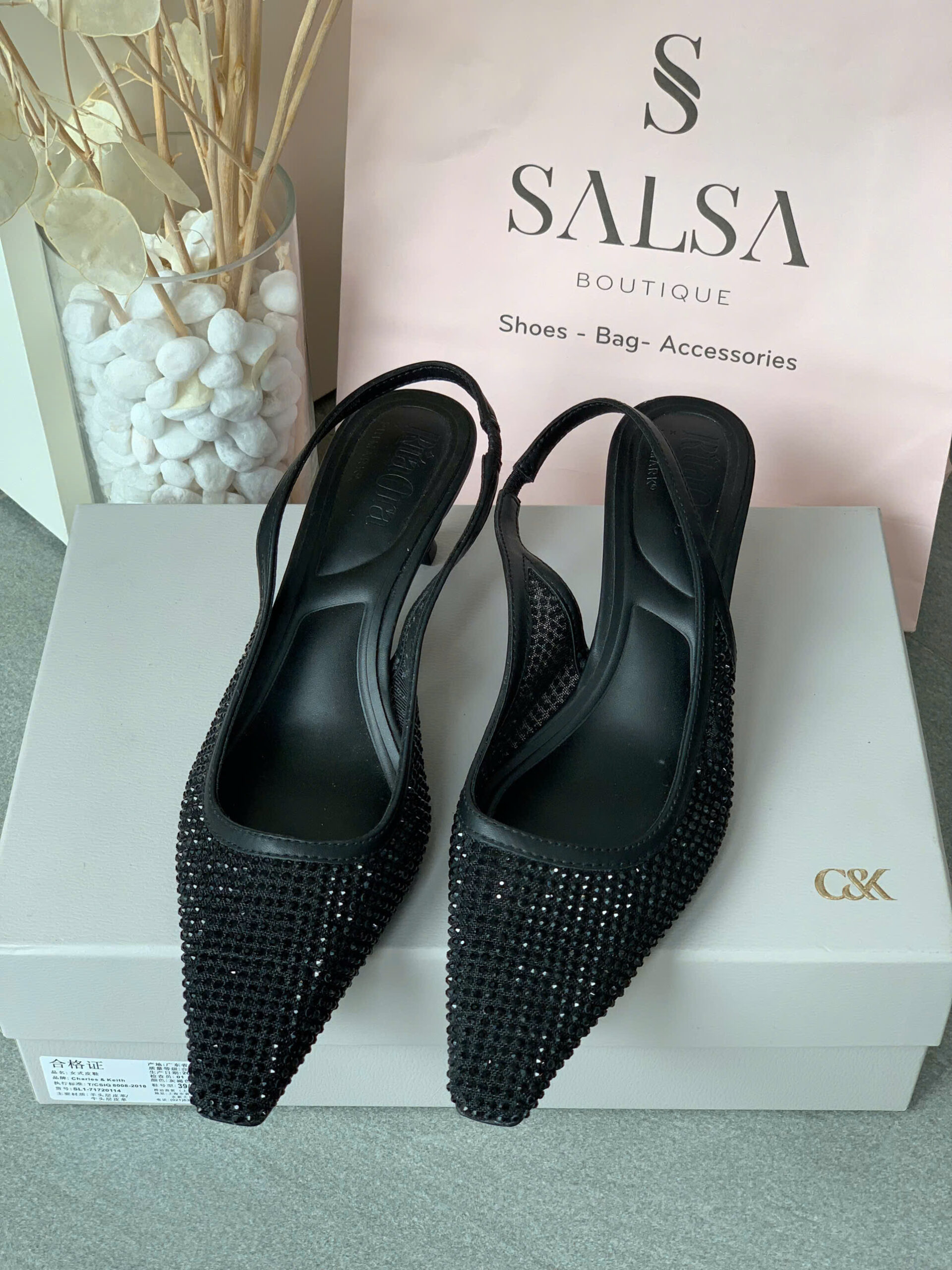 Giày slingback Rita Ora đính đá