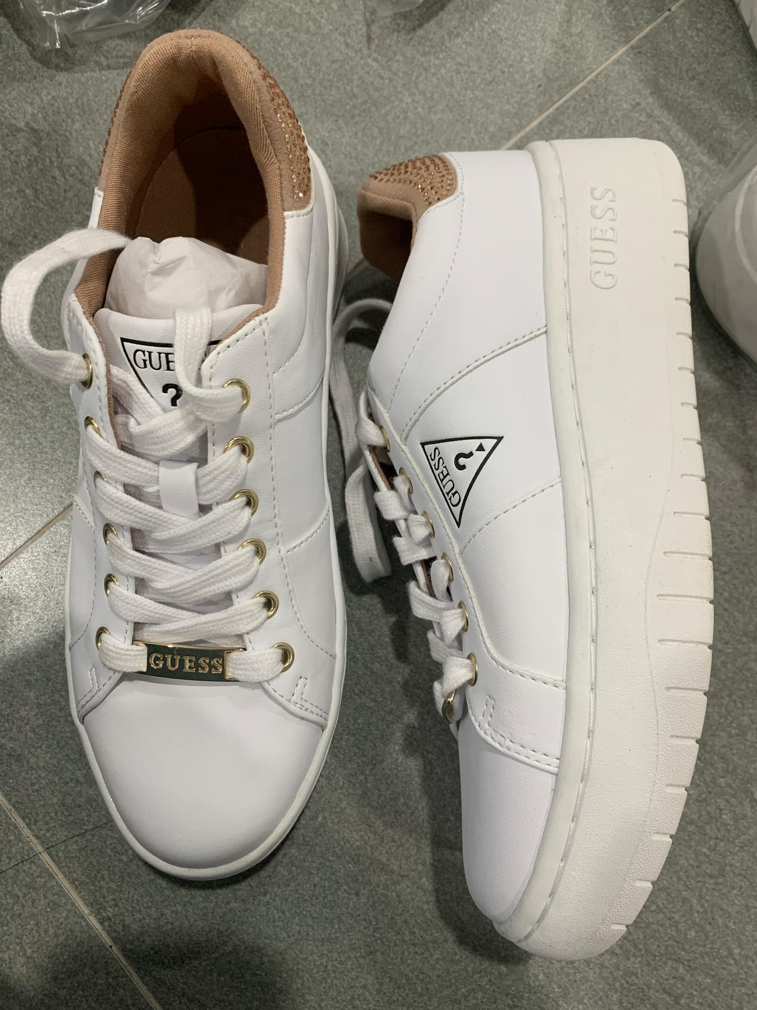 Giày thể thao GUESS viền hồng đính đá - Ảnh 2