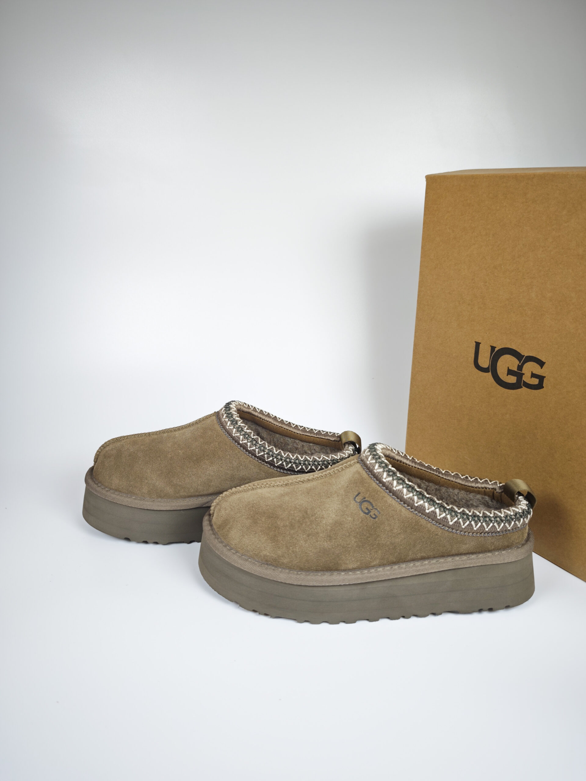 Giày sục UGG cổ thêu viền - Ảnh 7