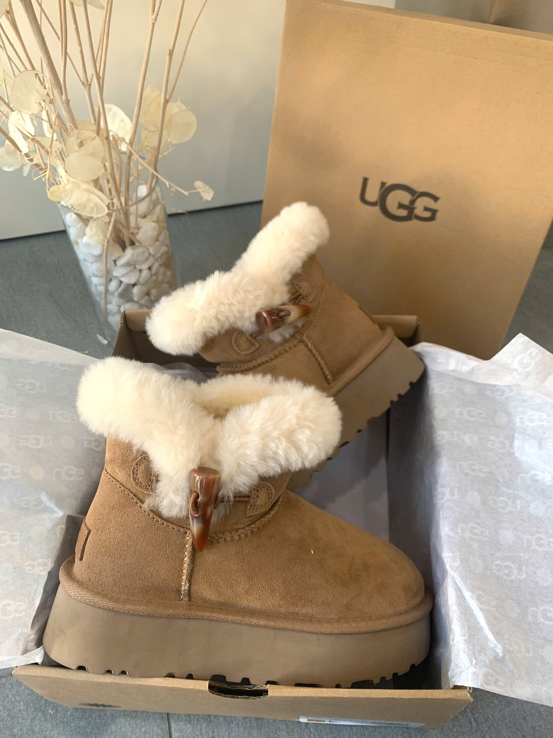 Giày boot UGG cổ lông khuy dọc - Ảnh 3