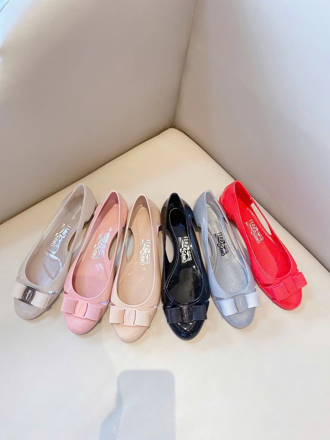 Giày búp bê Salvatore Ferragamo bệt phối nơ