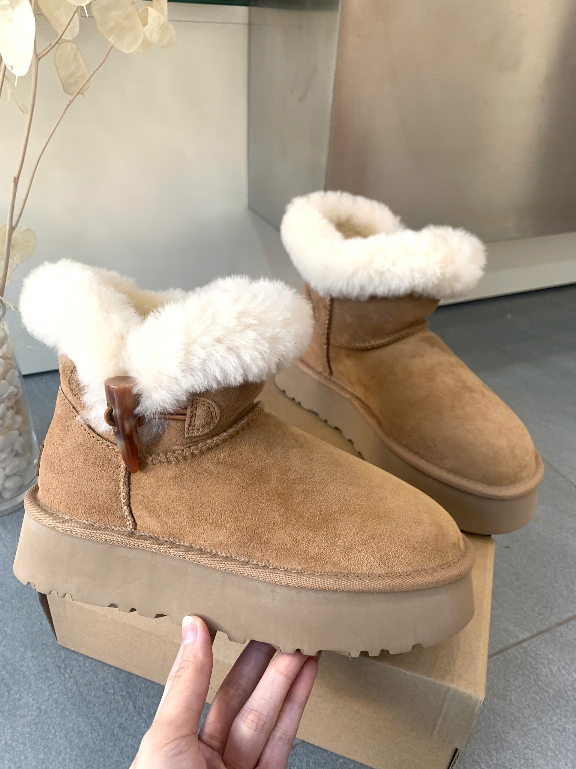 Giày boot UGG cổ lông khuy dọc