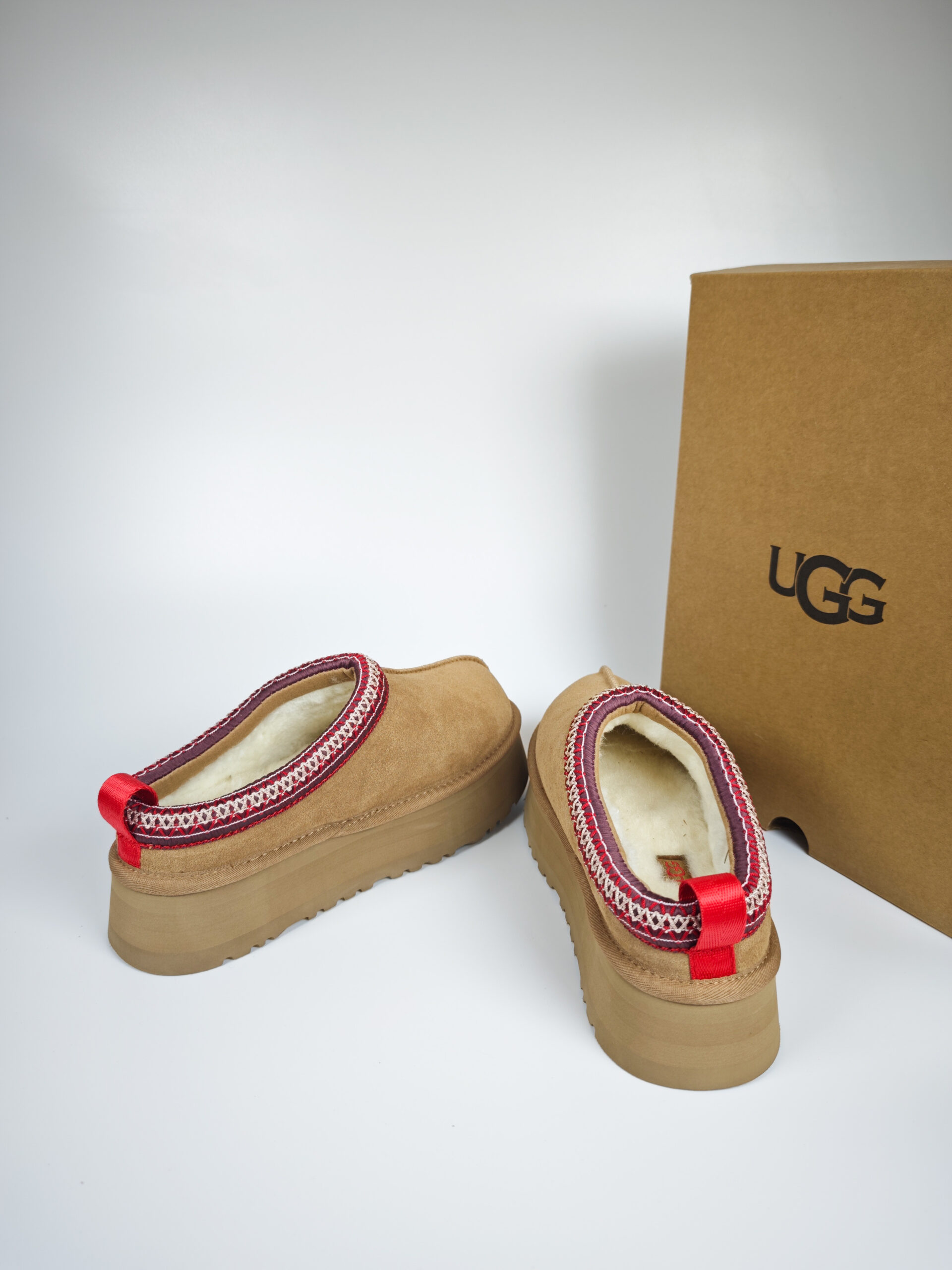 Giày sục UGG cổ thêu viền - Ảnh 4