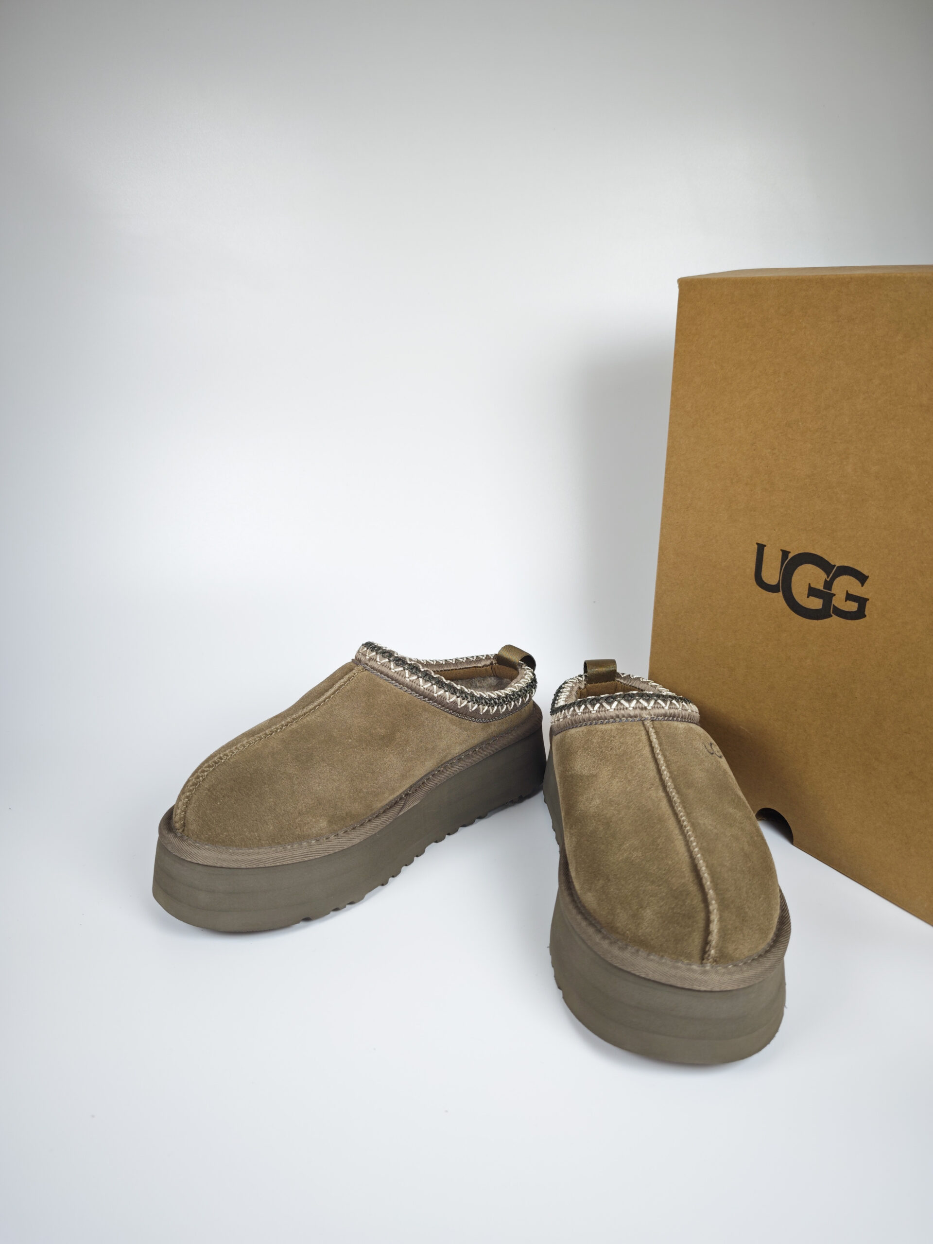 Giày sục UGG cổ thêu viền - Ảnh 6