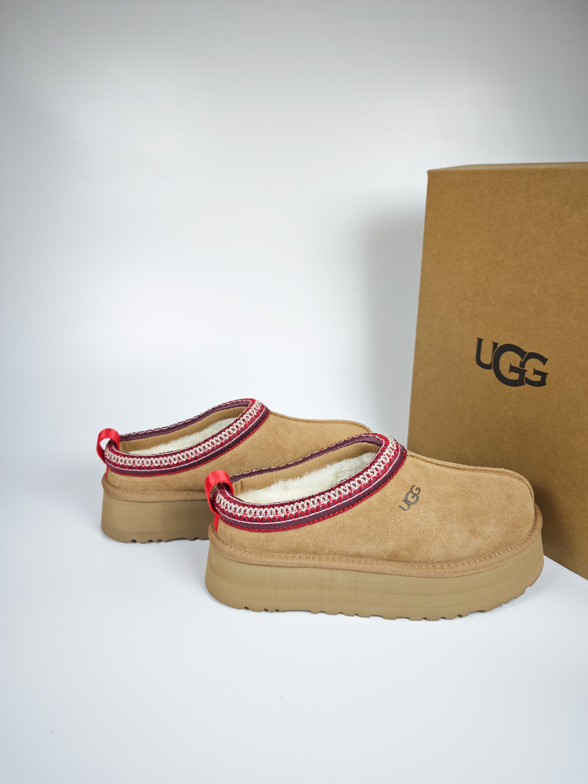 Giày sục UGG cổ thêu viền - Ảnh 5